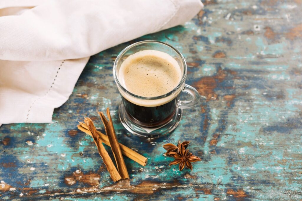 Ирландско кафе с пяна върху дървена маса